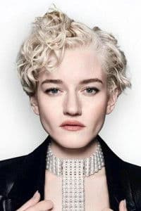 Julia Garner photo