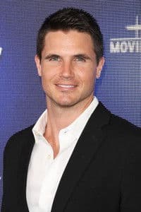 Robbie Amell photo