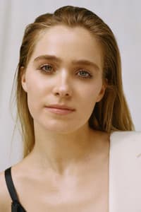 Haley Lu Richardson photo