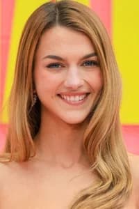 Chloe East photo
