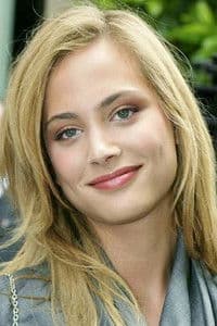 Nora Arnezeder photo