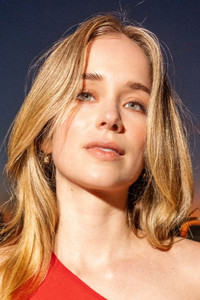 Elizabeth Lail photo