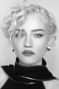 Julia Garner photo