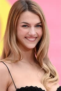 Chloe East photo