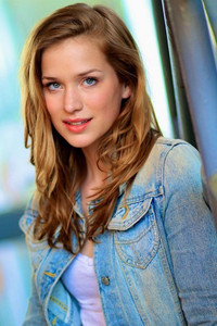 Elizabeth Lail photo